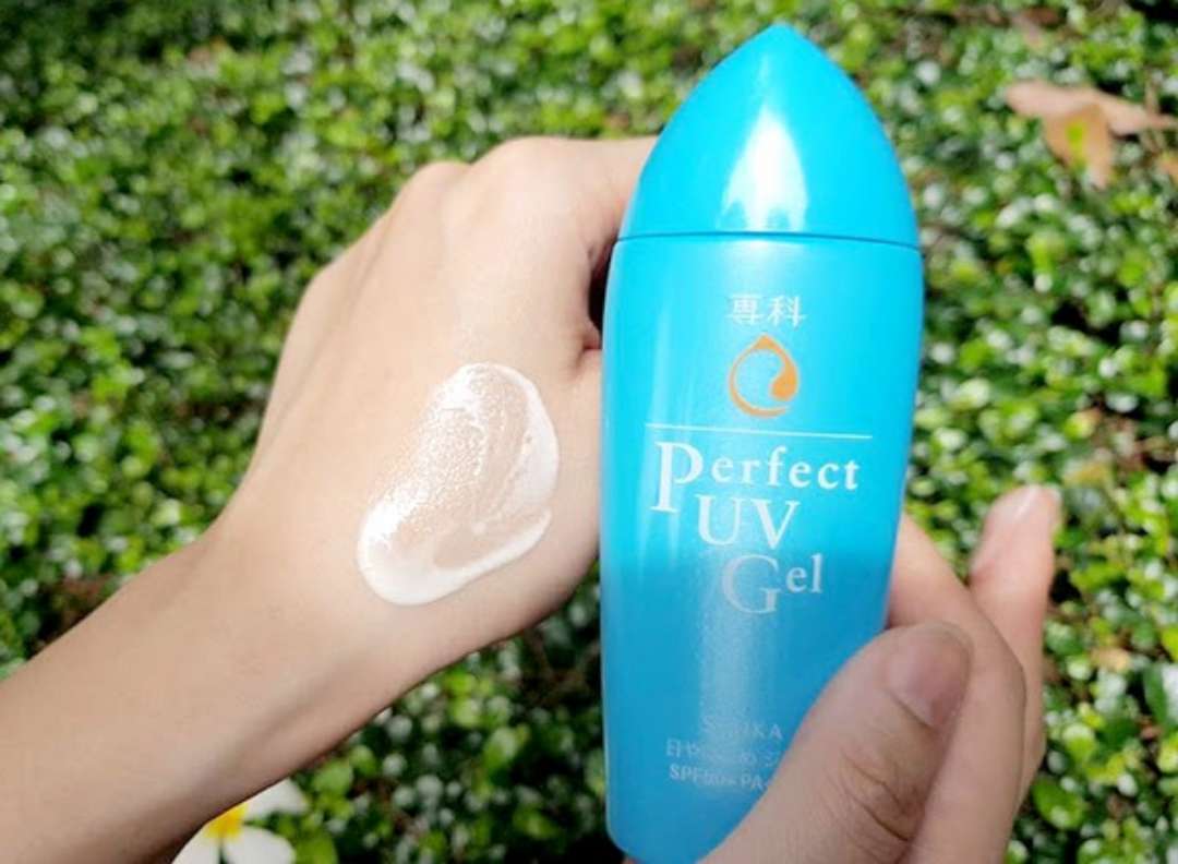 Chống nắng nhà Senka Perfect rất được yêu thích về sự mỏng nhẹ