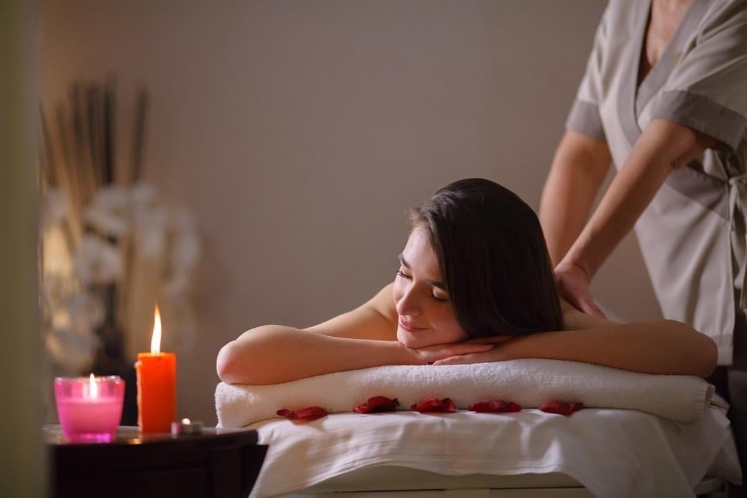 Massage spa cơ thể sau một ngày làm việc mệt mỏi 