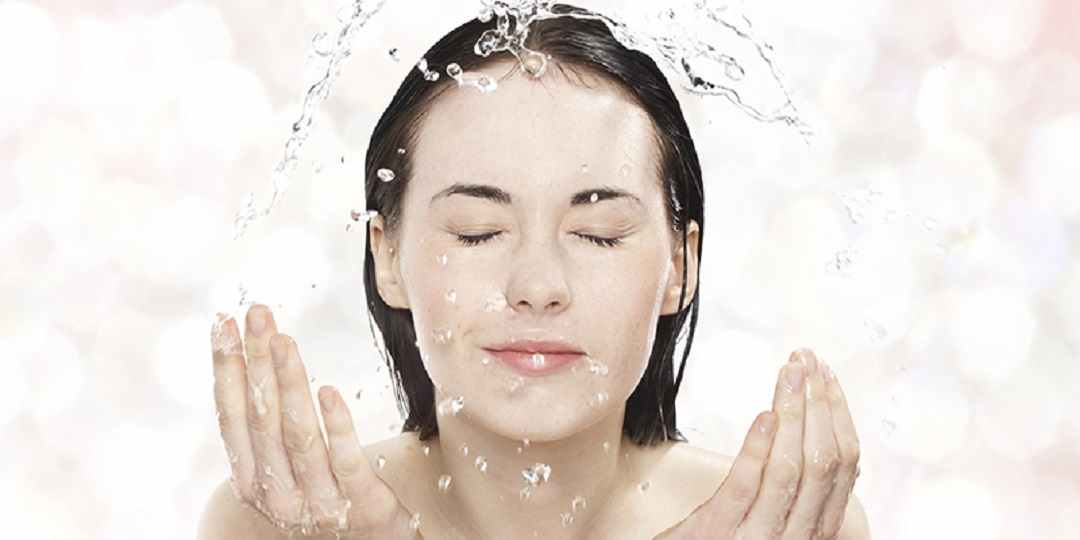 Cần rửa mặt thường xuyên để hạn chế bụi bẩn