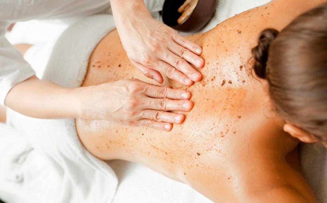 Tẩy tế bào chết cho body có thể làm tại nhà hoặc ở các spa uy tín